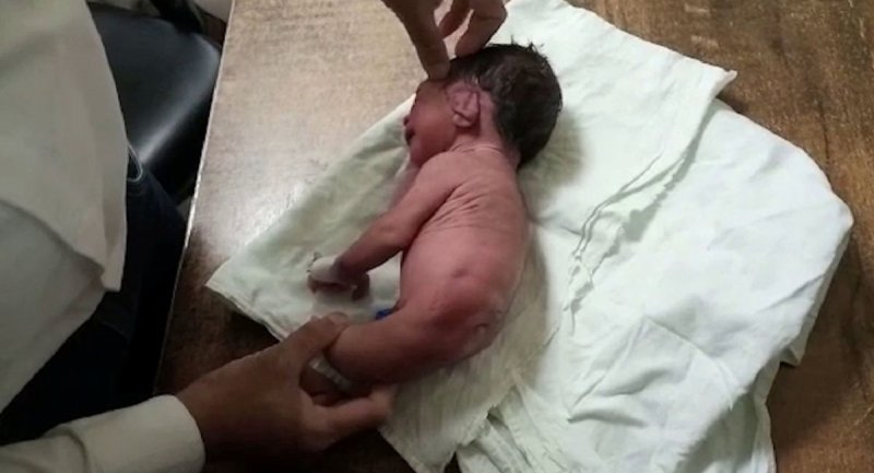مردی که نوزاد خود را بسته بندی کرد و در خیابان انداخت